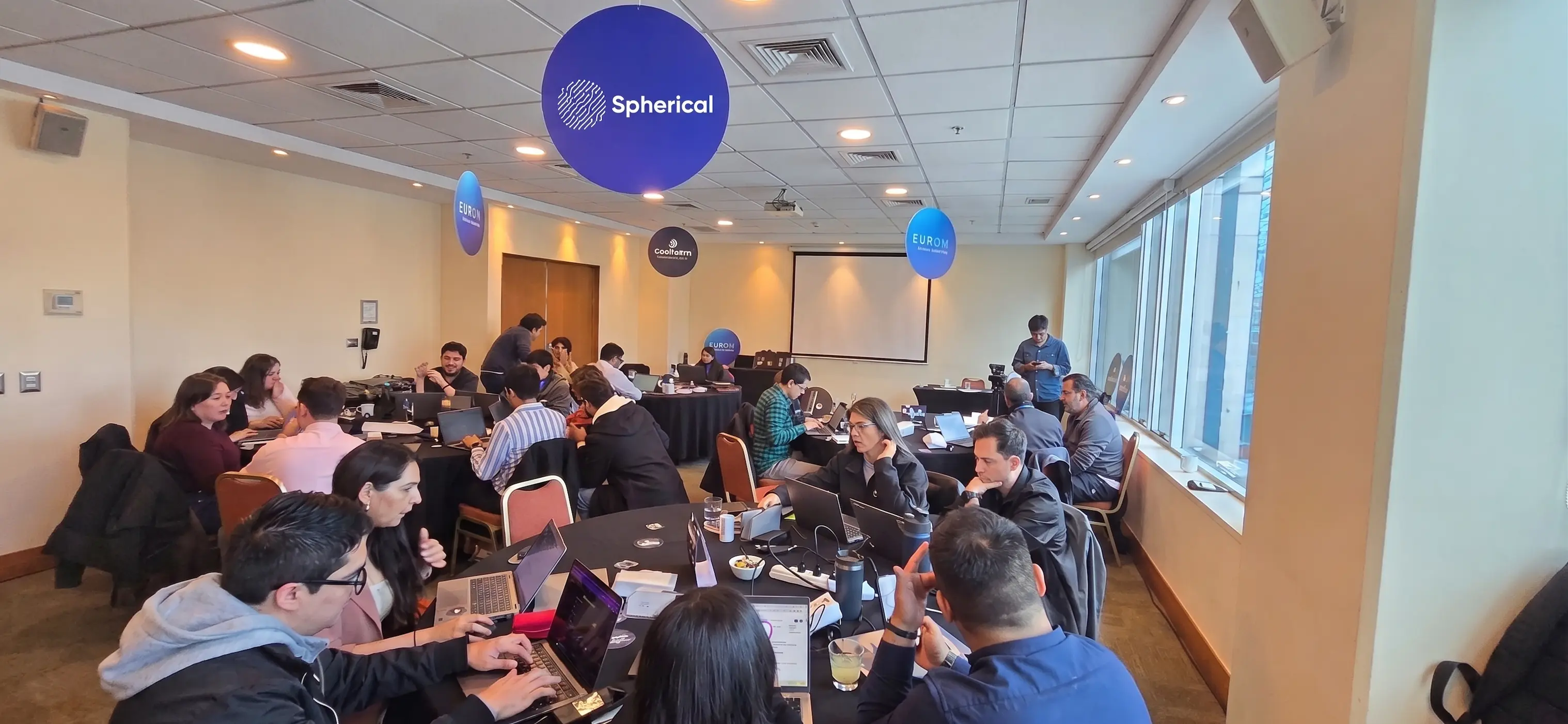 Equipo construyendo un prototipo en el Sprint de Innovación Corporativa